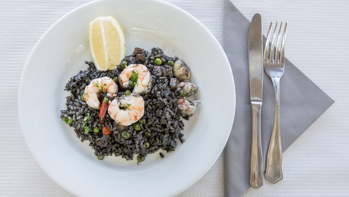 Paella de marisco y parillada de pescado